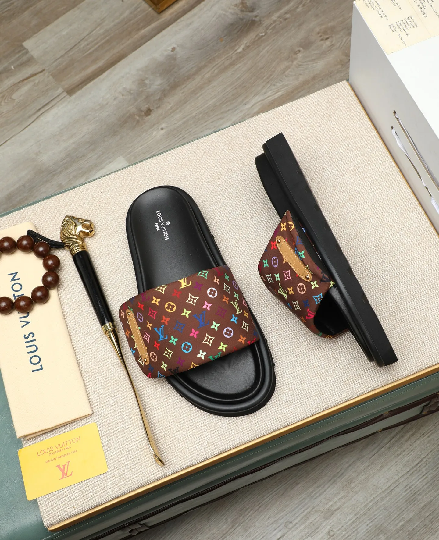 Factory price 360 ​​🐢🐢Men's shoes for couples, with drawer box [LOUIS VUITTON] Louis Vuitton, the latest LV official website printed wallet and men's and women's slippers 🔥🔥🔥 are now on the market. The drawer box is packaged with cloth bags and cards. The upper pattern looks very soft and waxy, and is a super versatile leg slimming tool. Fabric: Imported denim/down silk cotton embossed, LV hardware LOGO, official website pattern printing, lining: water-dyed sheepskin down filling, comfortable to wear, feet: high-elastic PU water platform. Sole: foam sole, heel height: about 5cm. Code number 36-44, (35 45 customized)